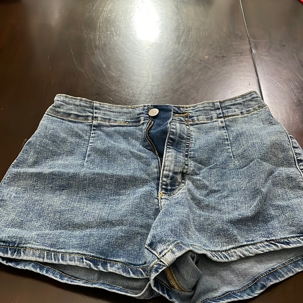 i’m selling these denim looking jegging shorts
